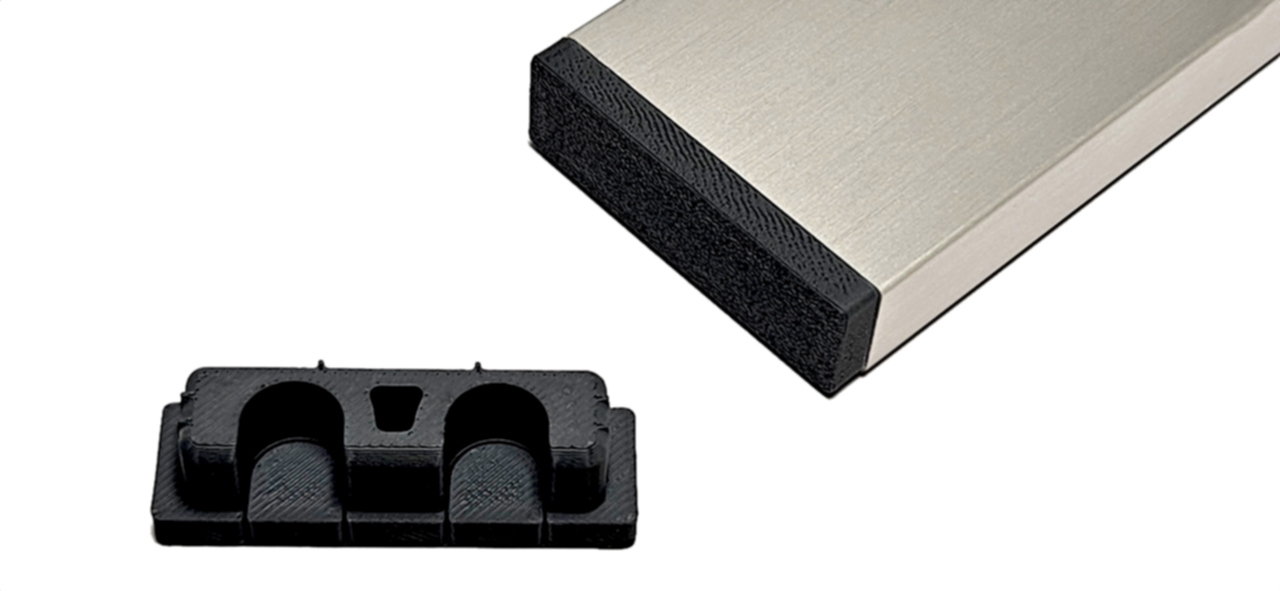 Anwendungsbeispiel für die Endkappe 50mm in schwarz passend zum flachen Kabelkanal